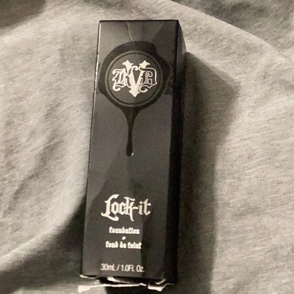 Kat Von D Light 40 Neutral Lock It Foundation